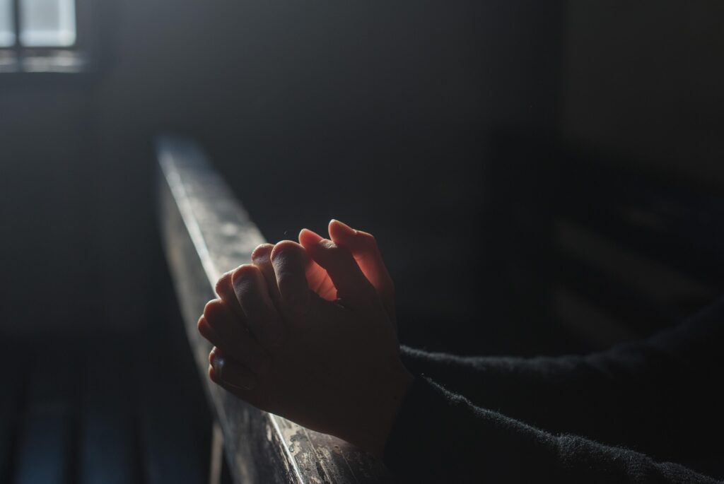 Manos en oración